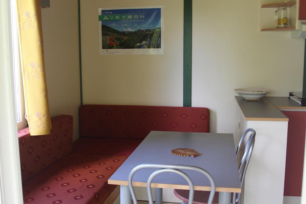 Causses & Vallees Vacances Hotel Saint-Georges-de-Luzencon Room photo